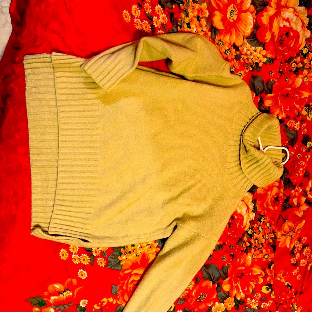 Good quality sweater chuck neck don’t sleeve, a very beautiful cream color.
